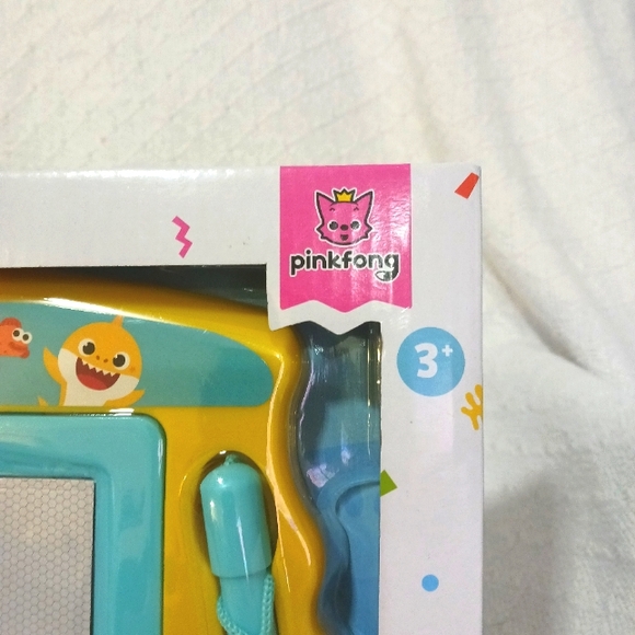 Pinkfong Baby Shark Rainbow Magnetic Drawing Board Ages 3+ - Picture 2 of 5